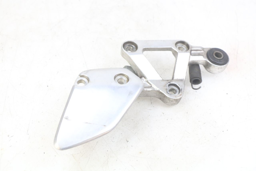 photo de PIASTRA DI SUPPORTO PEDANA ANTERIORE DESTRA YAMAHA FZS FAZER 600 (1998 - 2001)