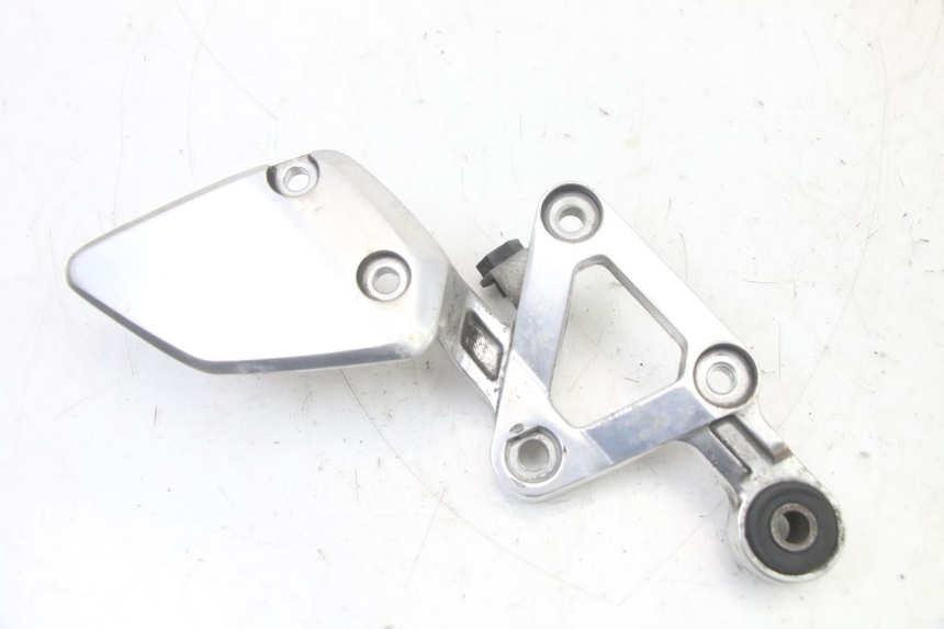 photo de PIASTRA DI SUPPORTO PEDALE ANTERIORE DESTRO YAMAHA FZS FAZER 600 (2001 - 2003)