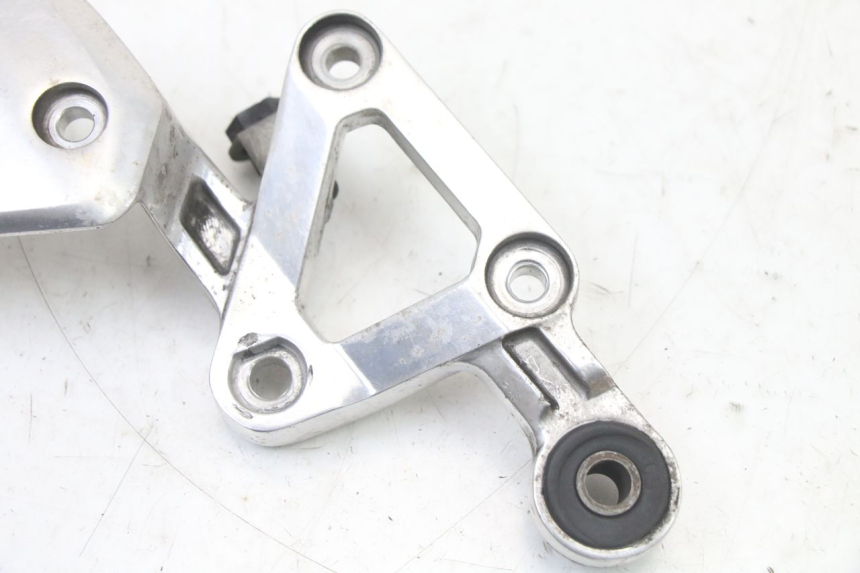 photo de PIASTRA DI SUPPORTO PEDALE ANTERIORE DESTRO YAMAHA FZS FAZER 600 (2001 - 2003)