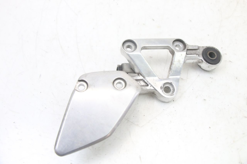 photo de PIASTRA DI SUPPORTO PEDALE ANTERIORE DESTRO YAMAHA FZS FAZER 600 (2001 - 2003)