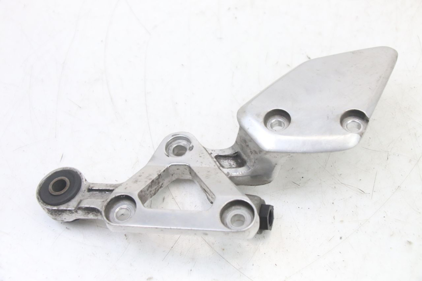 photo de PIASTRA DI SUPPORTO PEDALE ANTERIORE DESTRO YAMAHA FZS FAZER 600 (2001 - 2003)