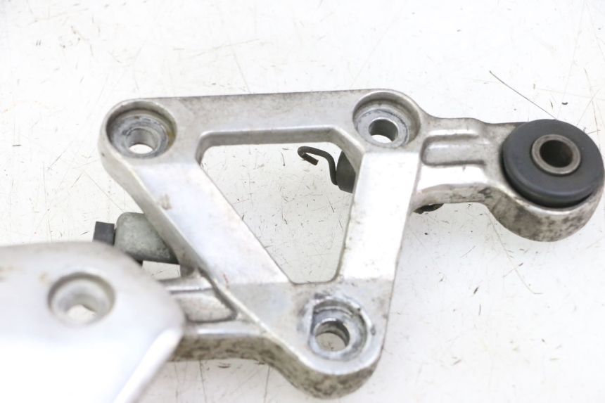 photo de PIASTRA DI SUPPORTO PEDALE ANTERIORE DESTRO YAMAHA FZS FAZER 600 (2001 - 2003)