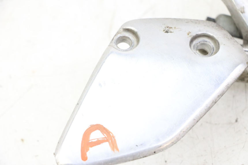 photo de PIASTRA DI SUPPORTO PEDALE ANTERIORE DESTRO YAMAHA FZS FAZER 600 (2001 - 2003)