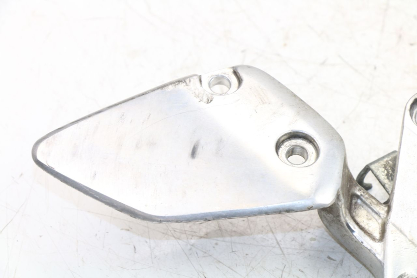 photo de PIASTRA DI SUPPORTO PEDANA ANTERIORE DESTRA YAMAHA FZS FAZER 600 (1998 - 2001)