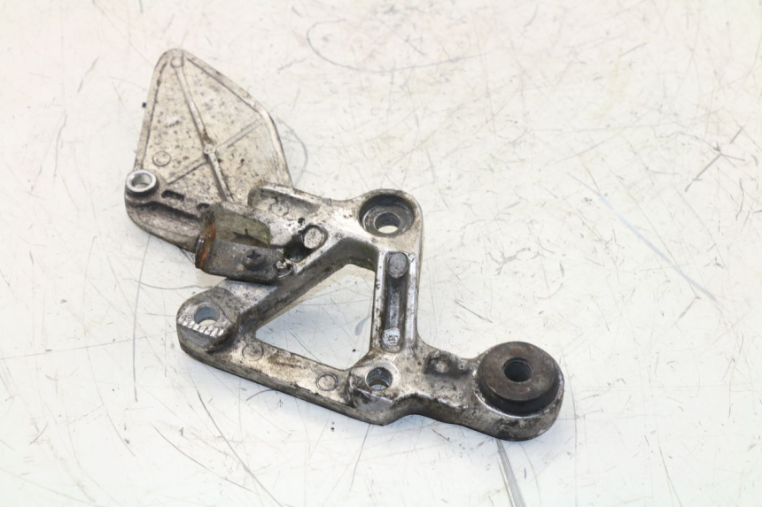 photo de PIASTRA DI SUPPORTO PEDANA ANTERIORE DESTRA YAMAHA FZS FAZER 600 (1998 - 2001)
