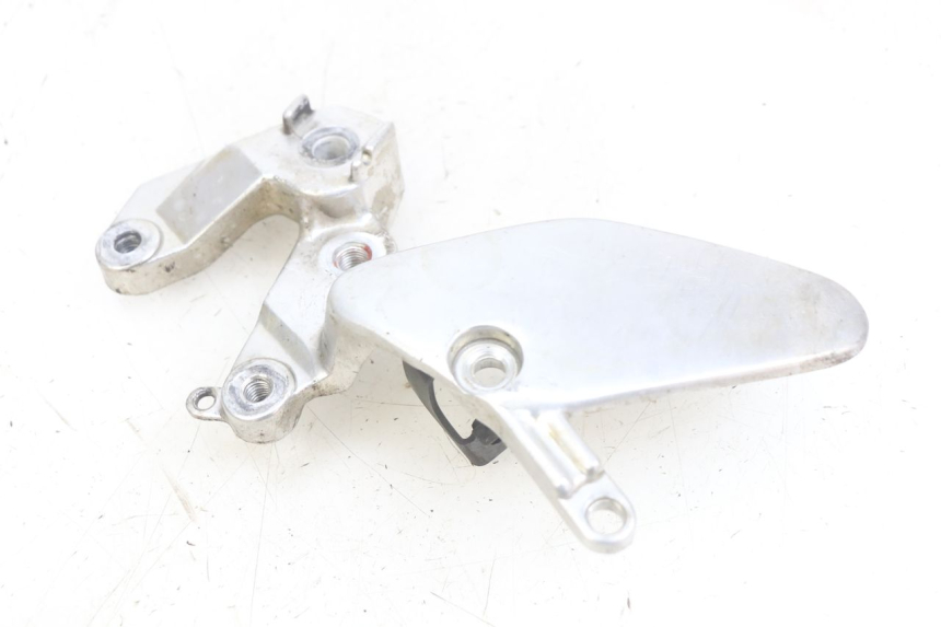 photo de PIASTRA DI SUPPORTO PEDANA ANTERIORE DESTRA YAMAHA YZF R THUNDERCAT 600 (1996 - 2003)