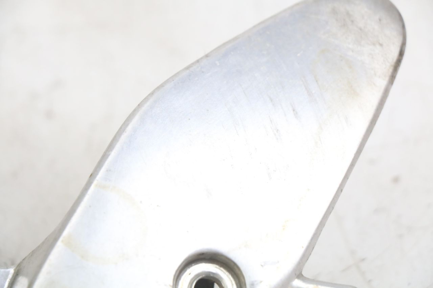 photo de PIASTRA DI SUPPORTO PEDANA ANTERIORE DESTRA YAMAHA YZF R THUNDERCAT 600 (1996 - 2003)