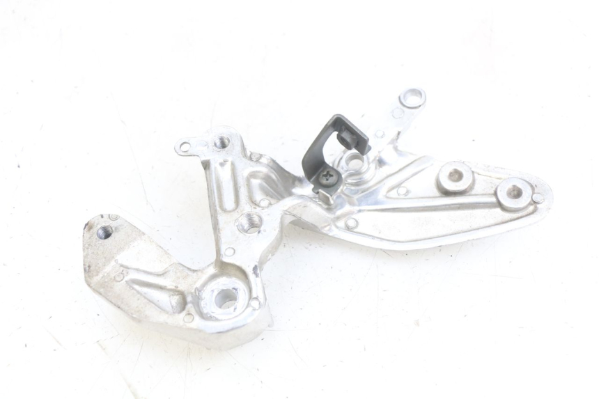 photo de PIASTRA DI SUPPORTO PEDANA ANTERIORE DESTRA YAMAHA YZF R THUNDERCAT 600 (1996 - 2003)