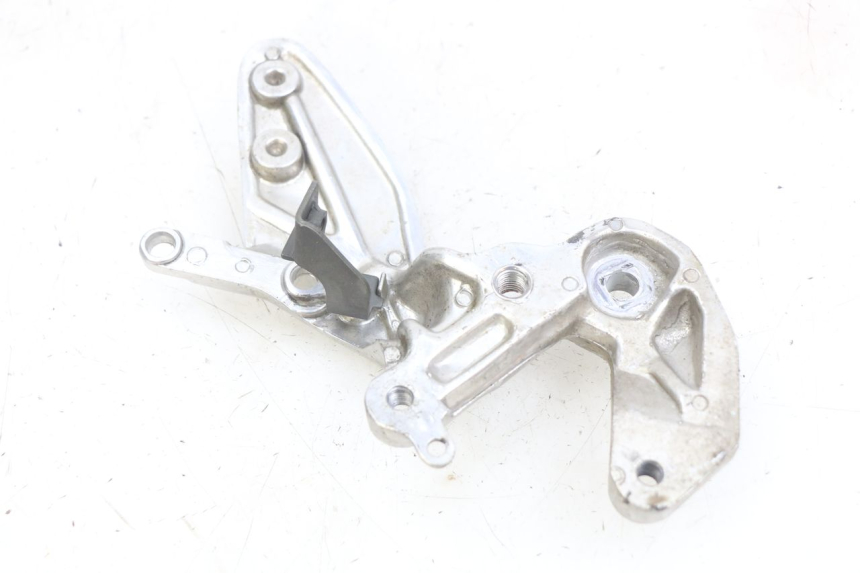 photo de PIASTRA DI SUPPORTO PEDANA ANTERIORE DESTRA YAMAHA YZF R THUNDERCAT 600 (1996 - 2003)