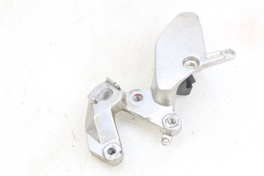 photo de PIASTRA DI SUPPORTO PEDANA ANTERIORE DESTRA YAMAHA YZF R THUNDERCAT 600 (1996 - 2003)