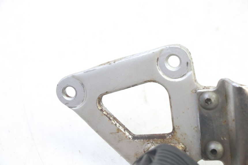 photo de PIASTRA PEDANA ANTERIORE SINISTRA SUZUKI GS GSE 500 (2001 - 2003)