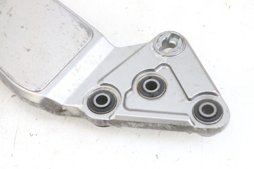 photo de PEDANA ANTERIORE SINISTRA SUPPORTO SUZUKI GSF N BANDIT 600 (1996 - 1999) - Altra angolazione