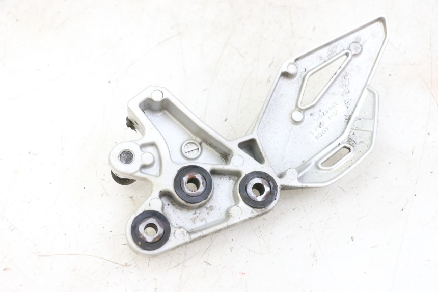 photo de PEDANA ANTERIORE SINISTRA SUPPORTO SUZUKI GSR 750 (2011 - 2017)