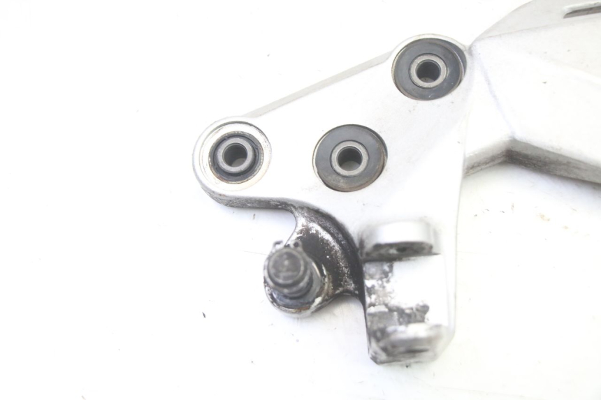 photo de PEDANA ANTERIORE SINISTRA SUPPORTO SUZUKI GSR 750 (2011 - 2017)