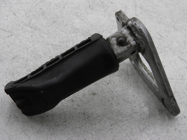 photo de PIASTRA PEDANA ANTERIORE SINISTRA SUZUKI GS GSE 500 (2001 - 2003)