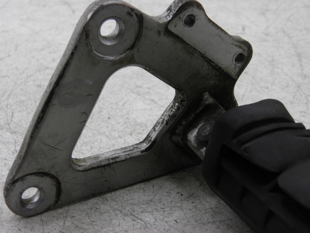 photo de PIASTRA PEDANA ANTERIORE SINISTRA SUZUKI GS GSE 500 (2001 - 2003)