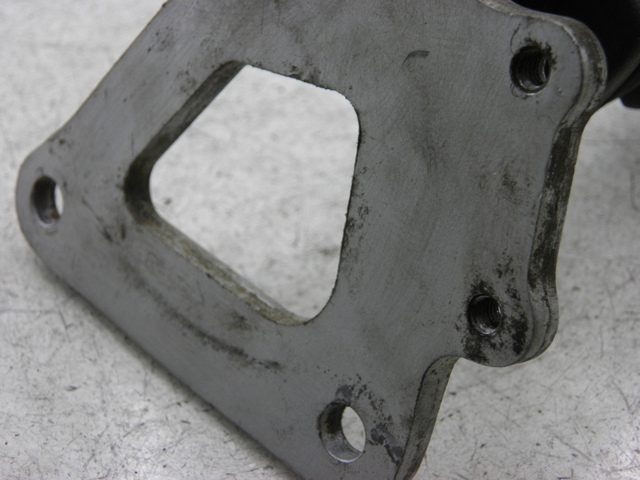 photo de PIASTRA PEDANA ANTERIORE SINISTRA SUZUKI GS GSE 500 (2001 - 2003)