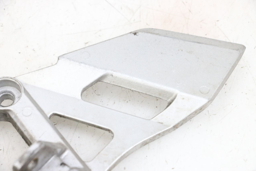 photo de PIASTRA PEDANA ANTERIORE SINISTRA DAELIM VJ ROADWIN FI 125 (2008 - 2017) - Zoom sullo stato d'uso