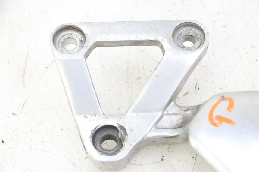 photo de PIASTRA PEDANA ANTERIORE SINISTRA YAMAHA FZS FAZER 600 (2001 - 2003)