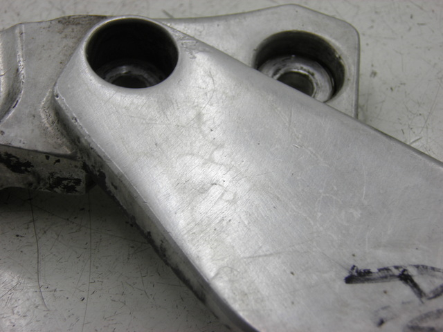 photo de Piastra poggiapiedi anteriore sinistra YAMAHA XJR 1300 (1998 - 2002) - Zoom sullo stato d'uso