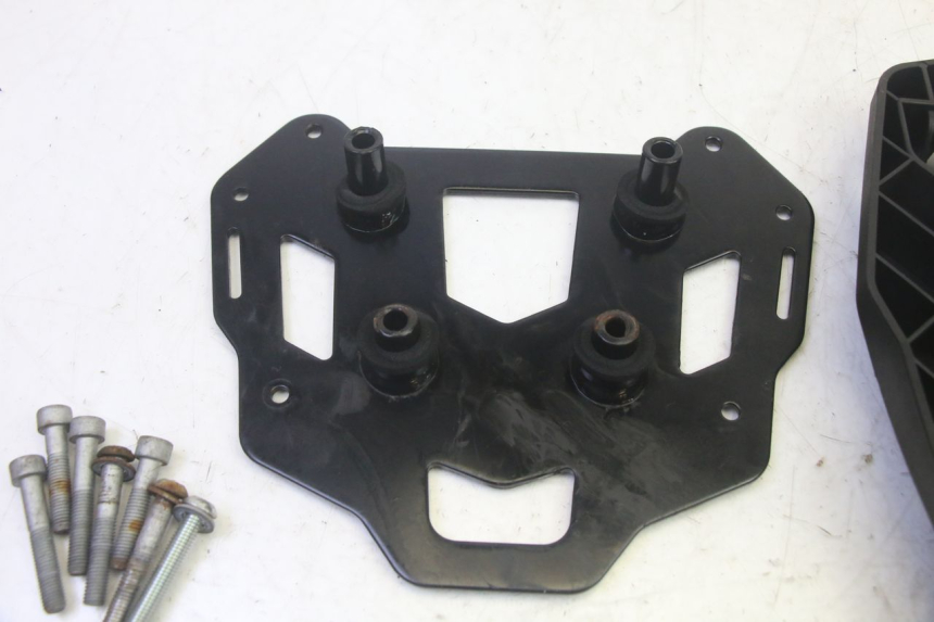 photo de STAFFA ATTACCO PIAGGIO MP3 HPE 350 (2018 - 2020) - Dettagli dei punti di fissaggio