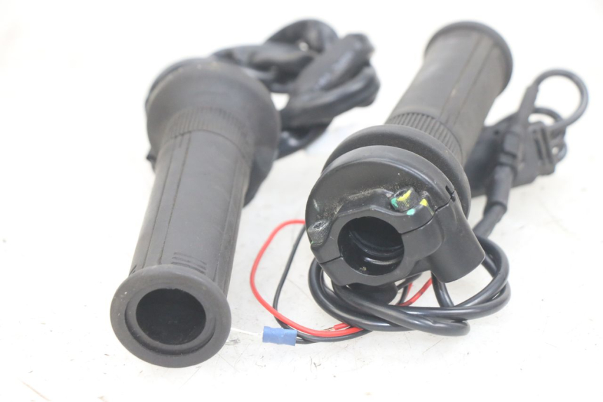 photo de MANOPOLE DELL'ACCELERATORE PIAGGIO MEDLEY 125 (2016 - 2023)