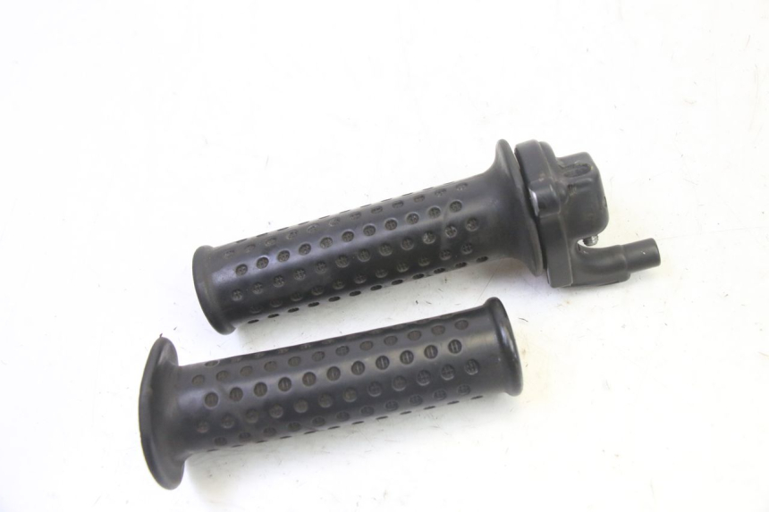 photo de MANOPOLE DELL'ACCELERATORE PIAGGIO MP3 125 (2006 - 2014) - Altra angolazione