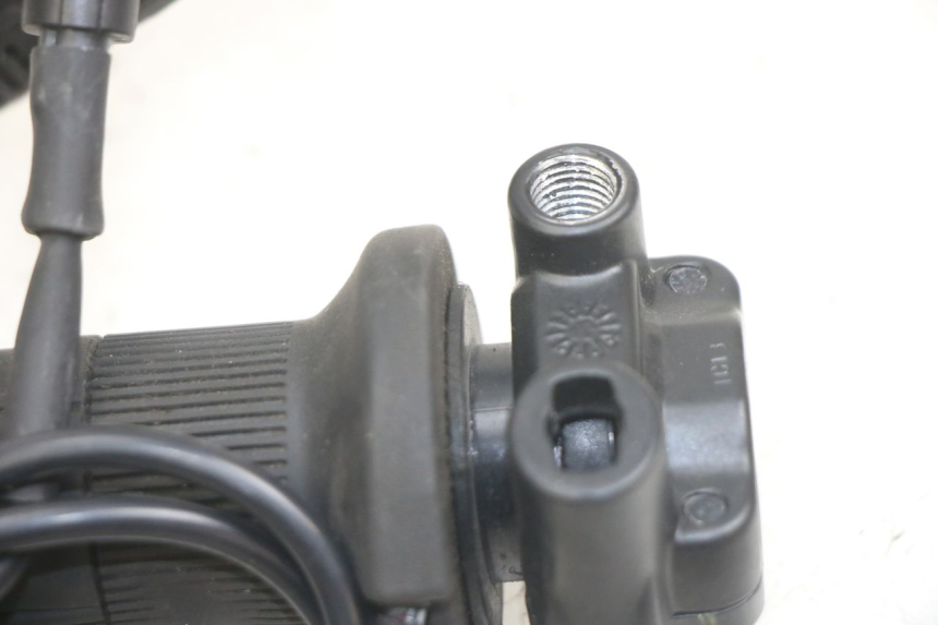 photo de MANOPOLE DELL'ACCELERATORE PIAGGIO MEDLEY 125 (2016 - 2023)