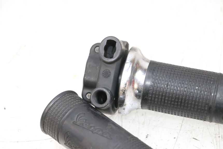 photo de MANOPOLE DELL'ACCELERATORE PIAGGIO VESPA GTS SUPER IE 125 (2009 - 2016) - Zoom sullo stato d'uso