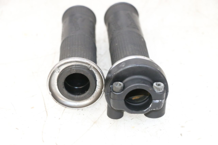 photo de MANOPOLE DELL'ACCELERATORE PIAGGIO VESPA GTS SUPER IE 125 (2009 - 2016) - Dettagli dei punti di fissaggio