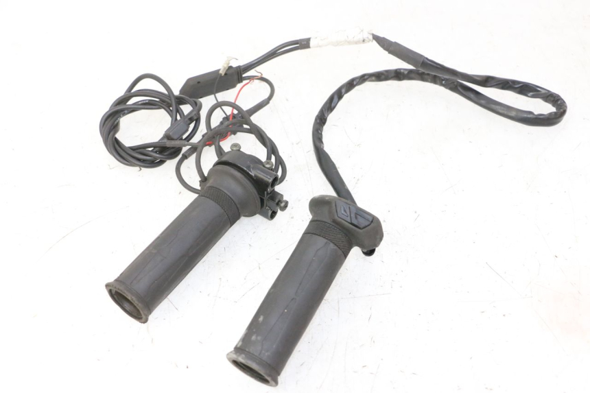 photo de MANOPOLE DELL'ACCELERATORE YAMAHA XMAX X-MAX 125 (2006 - 2009)