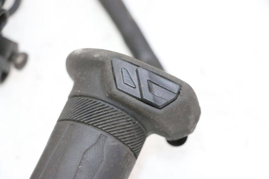 photo de MANOPOLE DELL'ACCELERATORE YAMAHA XMAX X-MAX 125 (2006 - 2009)