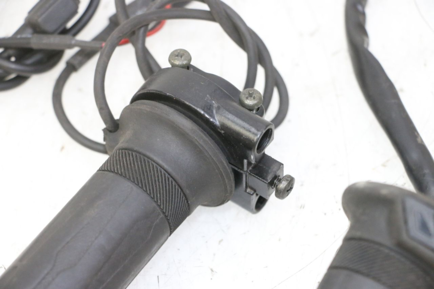 photo de MANOPOLE DELL'ACCELERATORE YAMAHA XMAX X-MAX 125 (2006 - 2009)