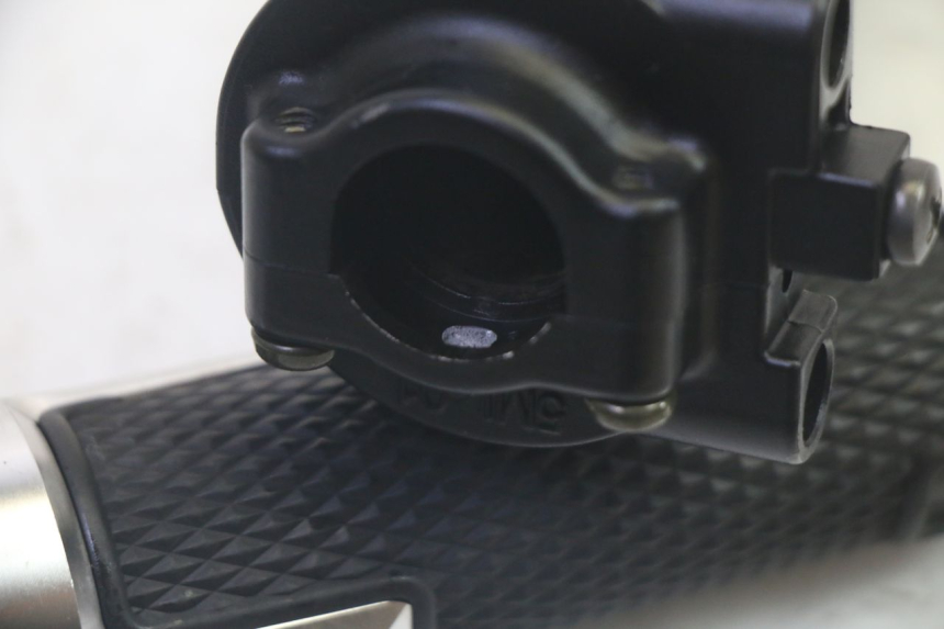 photo de MANOPOLE DELL'ACCELERATORE YAMAHA XMAX X-MAX 125 (2006 - 2009) - Altra angolazione