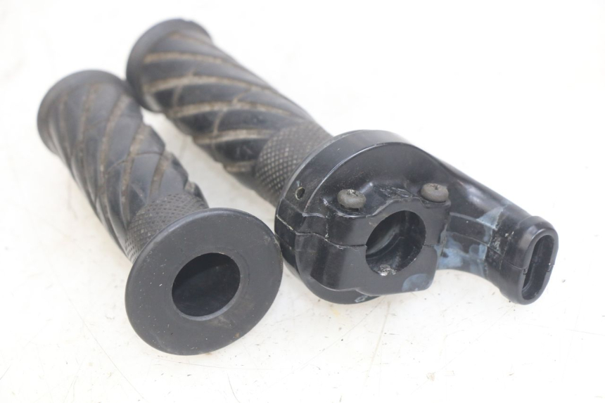 photo de MANOPOLE DELL'ACCELERATORE YAMAHA YZF R THUNDERCAT 600 (1996 - 2003)