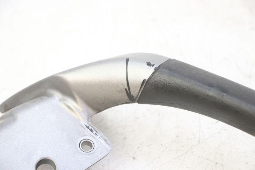 photo de MANIGLIONE SINISTRO PIAGGIO MP3 125 (2006 - 2014) - Dettagli dei punti di fissaggio