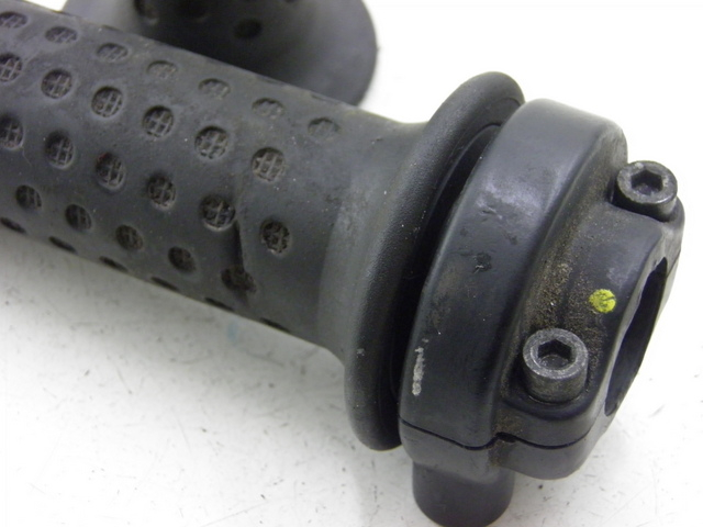 photo de Manopola del manubrio PIAGGIO XEVO 400 (2007) - Zoom sullo stato d'uso