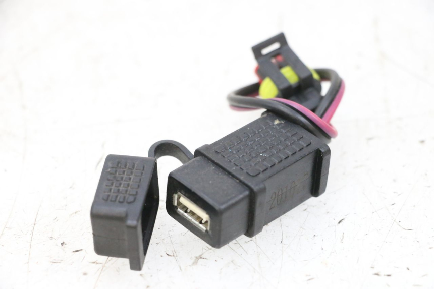 photo de PRESA ACCENDISIGARI PIAGGIO MP3 HPE 300 (2019 - 2026) - Vista principale