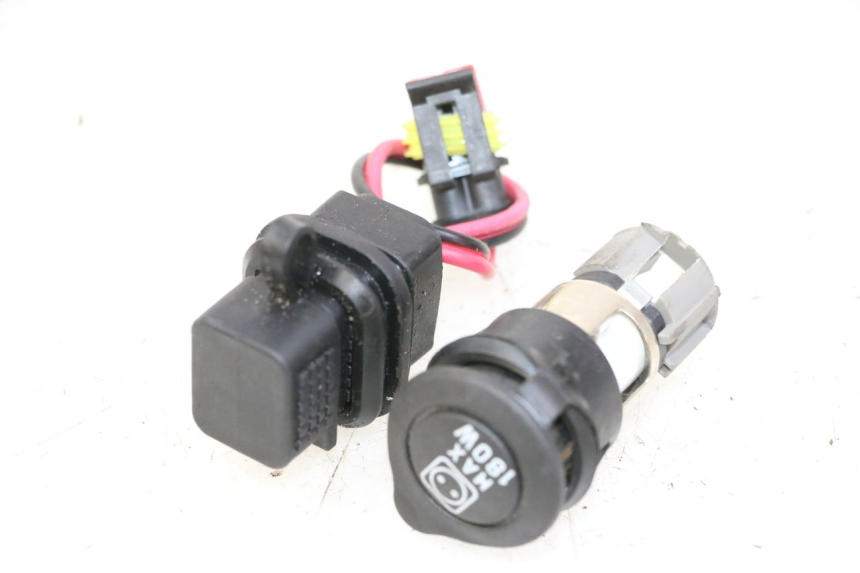 photo de PRESA ACCENDISIGARI PIAGGIO MP3 500 (2014 - 2016)