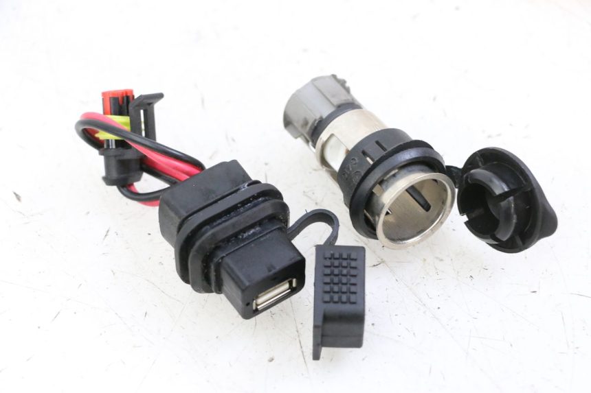 photo de PRESA ACCENDISIGARI PIAGGIO MP3 500 (2014 - 2016)