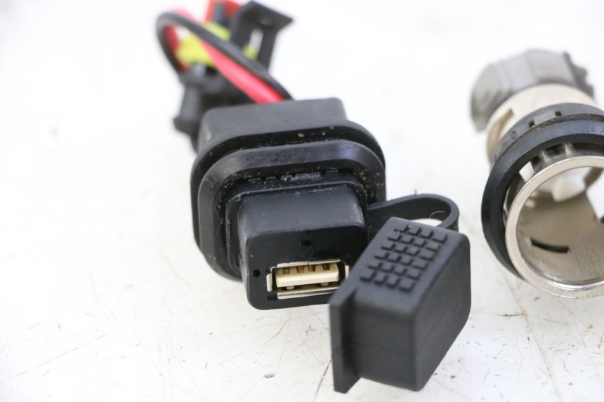 photo de PRESA ACCENDISIGARI PIAGGIO MP3 500 (2014 - 2016)