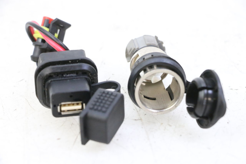 photo de PRESA ACCENDISIGARI PIAGGIO MP3 500 (2014 - 2016)