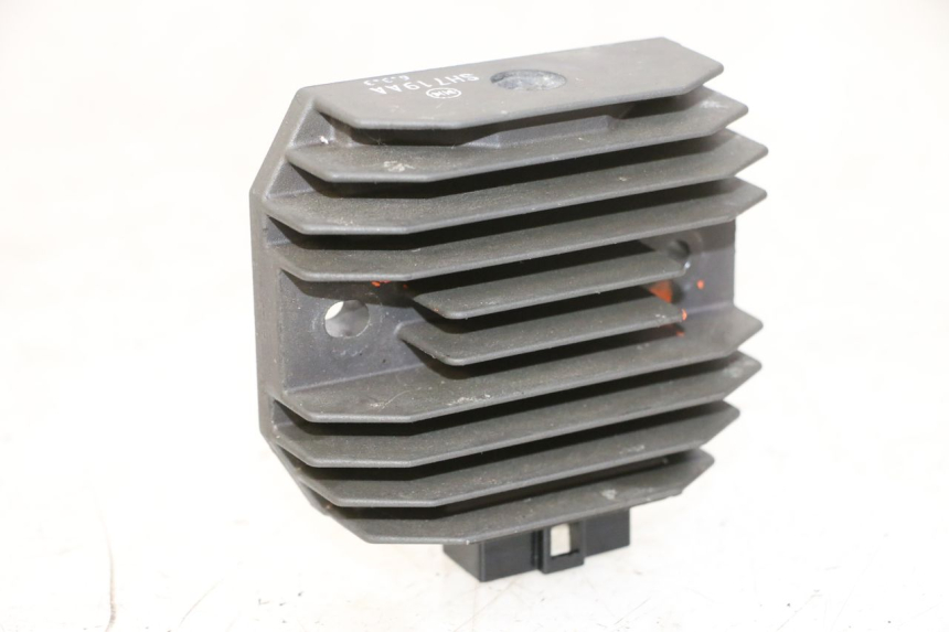 photo de REGOLATORE YAMAHA FZ6 N FAZER 600 (2004 - 2006)