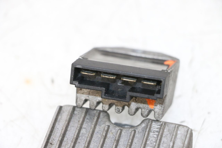 photo de REGOLATORE DI CARICA PIAGGIO NEW TYPHOON 50 (2018 - 2021) - Dettagli dei punti di fissaggio