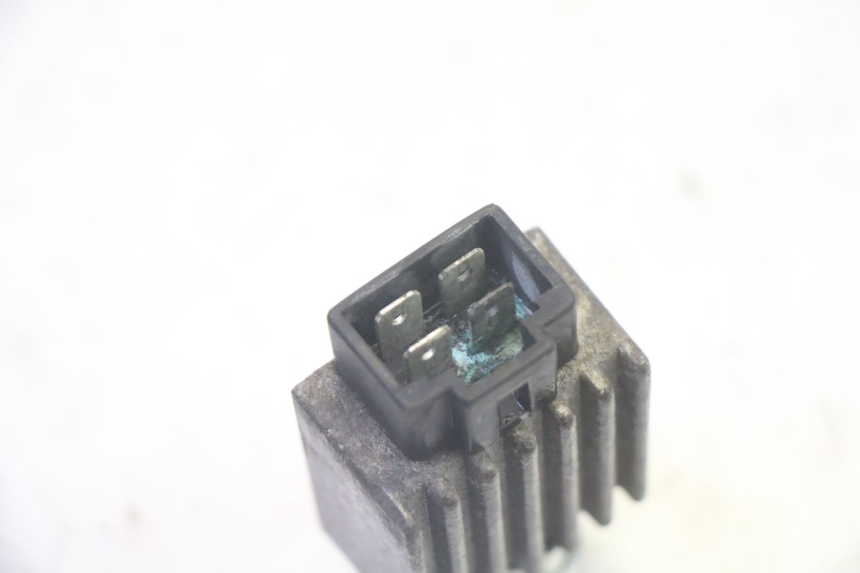 photo de Regolatore di carica PEUGEOT VIVACITY 100 (1999 - 2008) - Primo piano tecnico