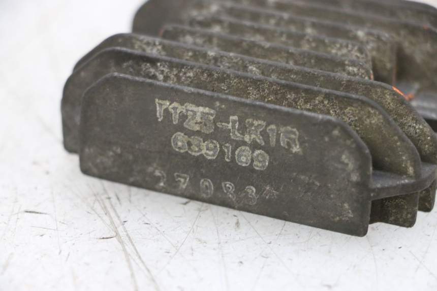 photo de REGOLATORE DI CARICA PIAGGIO X8 125 (2004 - 2007) - Altra angolazione