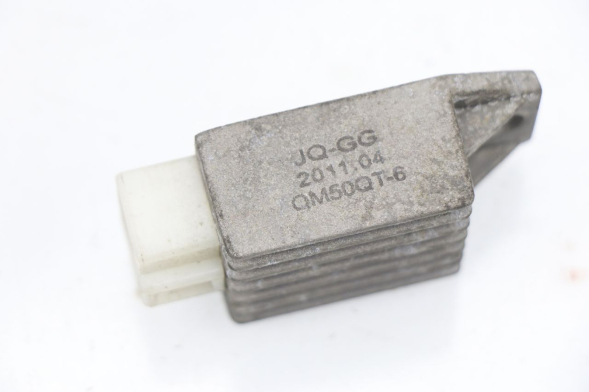 photo de REGOLATORE DI CARICA RAZZO XENON 4T 50 (2008 - 2012)