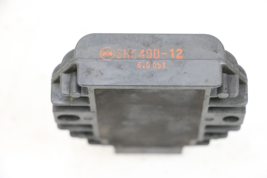 photo de REGOLATORE DI CARICA YAMAHA YP MAJESTY 125 (2002 - 2006) - Altra angolazione