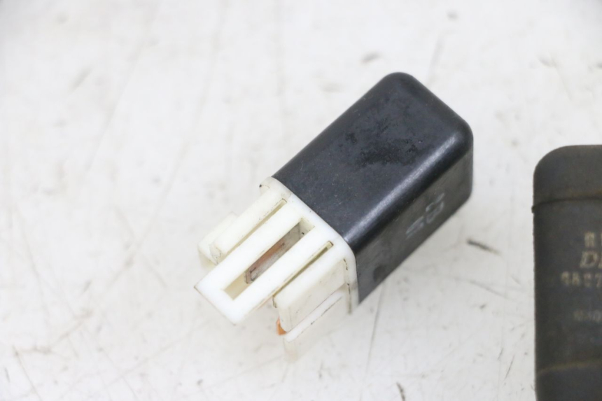 photo de RELE KAWASAKI ZR 7 750 (1999 - 2001) - Altra angolazione