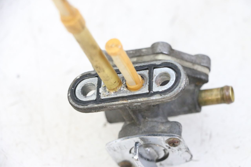 photo de RUBINETTO SERBATOIO KAWASAKI ZR7 ZR-7 S 750 (1999 - 2004) - Zoom sullo stato d'uso